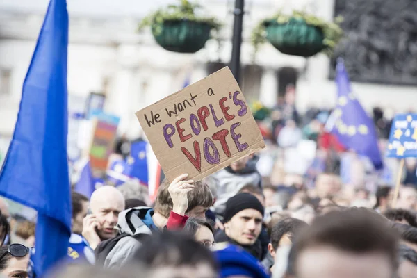 LONDON, Reino Unido - 23 de março de 2019: Apoiantes anti-Brexit em uma marcha política de voto dos povos em Londres — Fotografia de Stock