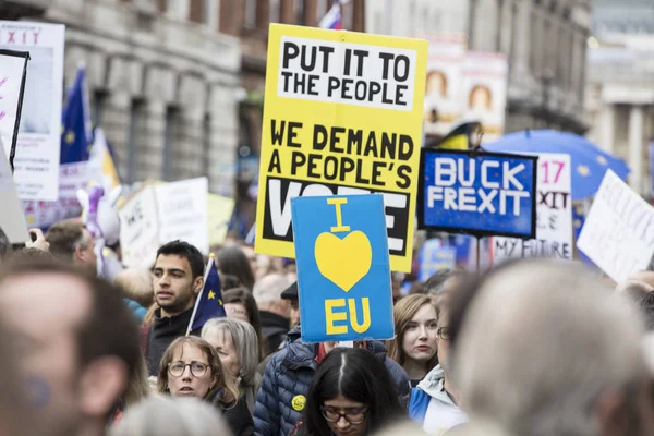 LONDRES, Royaume-Uni - 23 mars 2019 : Les partisans anti-Brexit lors d'une marche politique populaire à Londres — Photo