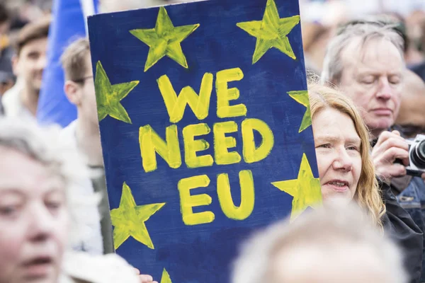 LONDRES, Royaume-Uni - 23 mars 2019 : Les partisans anti-Brexit lors d'une marche politique populaire à Londres — Photo