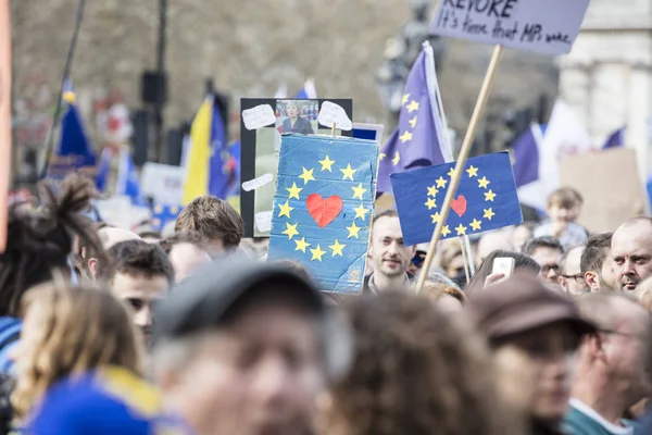 LONDRES, Reino Unido - 23 de marzo de 2019: Los partidarios del Brexit en una marcha política de los pueblos en Londres —  Fotos de Stock