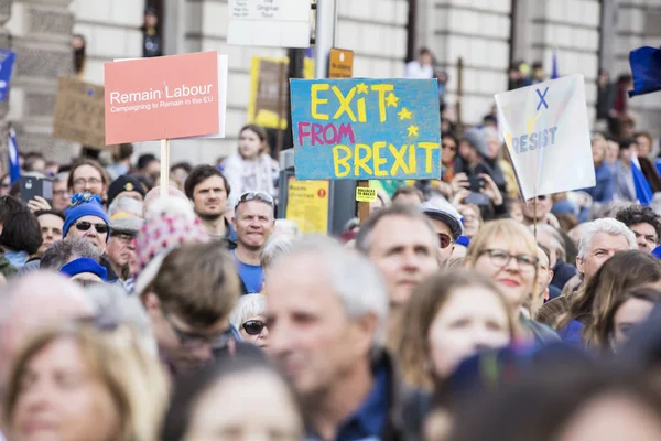 LONDON, Reino Unido - 23 de março de 2019: Apoiantes anti-Brexit em uma marcha política de voto dos povos em Londres — Fotografia de Stock