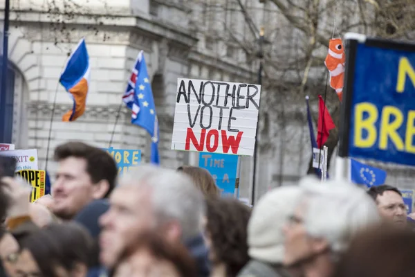 ЛОНДОН, Великобритания - 23 марта 2019 года: Сторонники Брексита голосуют за политический марш народов в Лондоне — стоковое фото