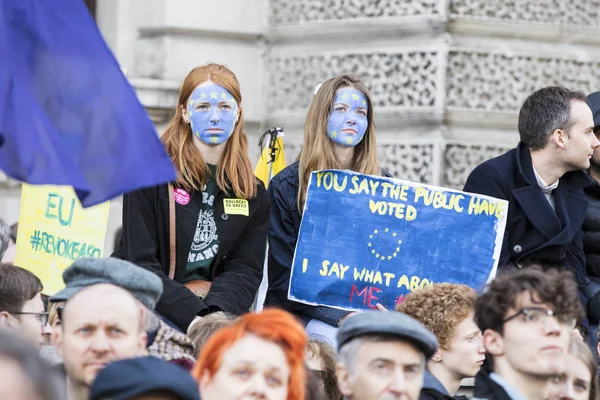 Лондон, Великобританія - 2019 23 березня: Люди з Європейським Союзом прапор обличчям фарбувати анти Brexit березня — стокове фото