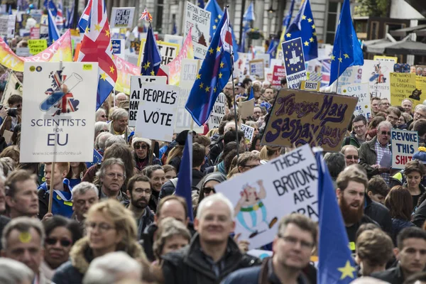 Лондон, Великобританія - Березень 23 2019: Натовпи brexit прихильників на голосування народів політичних березня в Лондоні — стокове фото