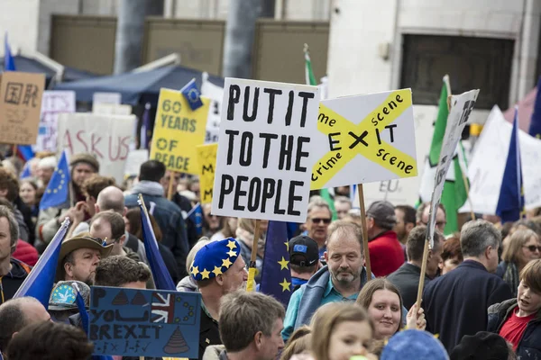 Londýn, Velká Británie - březen 23rd 2019: Davy proti Brexitu příznivců na politické národy hlasování pochod v Londýně — Stock fotografie