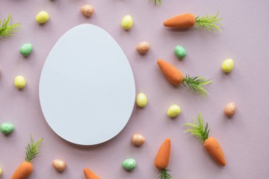 Boş beyaz Paskalya ve arka plan yumurta easte bunny havuç