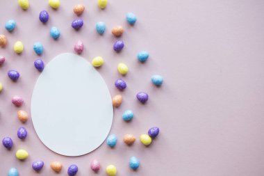 Paskalya yumurtası düz arka plan yatıyordu. Boş beyaz yumurta metin için hazır