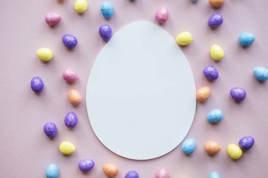 Paskalya yumurtası düz arka plan yatıyordu. Boş beyaz yumurta metin için hazır
