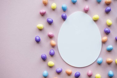 Paskalya yumurtası düz arka plan yatıyordu. Boş beyaz yumurta metin için hazır