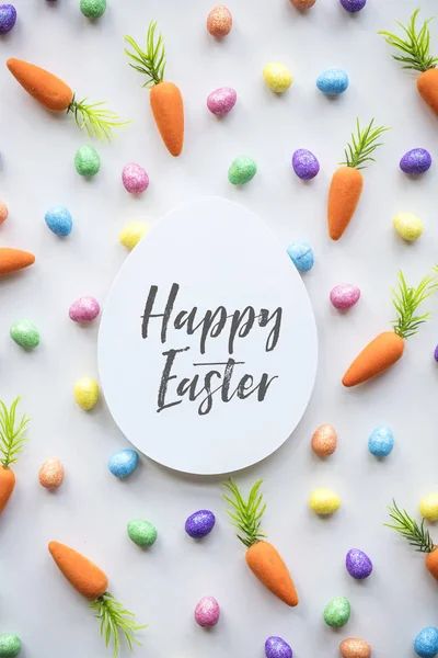 复活节消息背景与复活节彩蛋和胡萝卜 — 图库照片