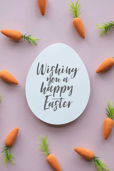 Пасхальное сообщение фон с пасхальными яйцами и морковью — стоковое фото