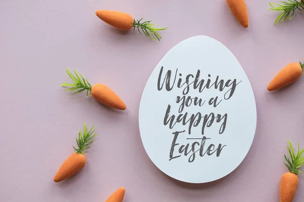 Message de Pâques fond avec des œufs de Pâques et des carottes — Photo
