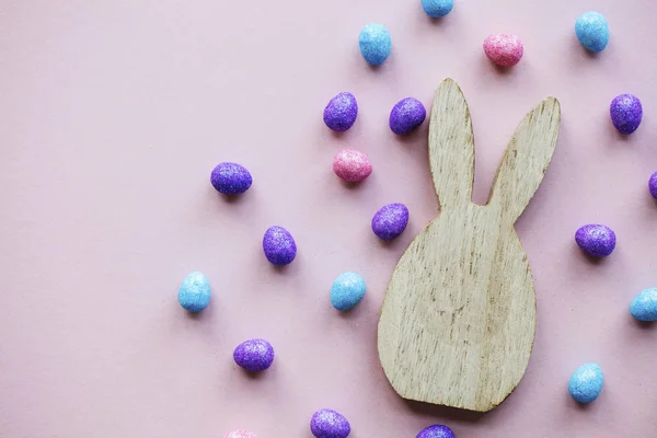 Easter composition with wooden easter bunny and eggs — Stock Photo, Image