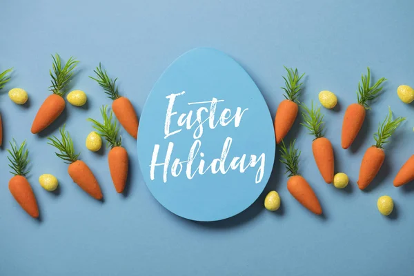 Пасхальный праздничный фон с пасхальной морковью и пасхальными яйцами — стоковое фото
