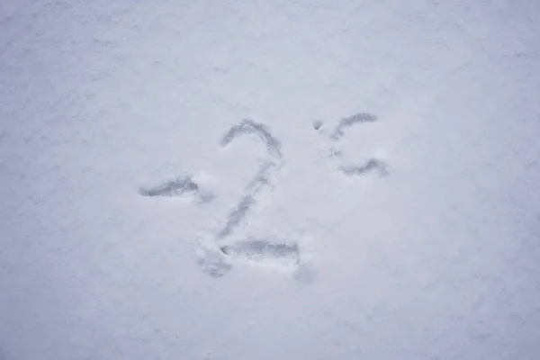 Menos 2 grados Celsius escrito en un fondo de nieve — Foto de Stock