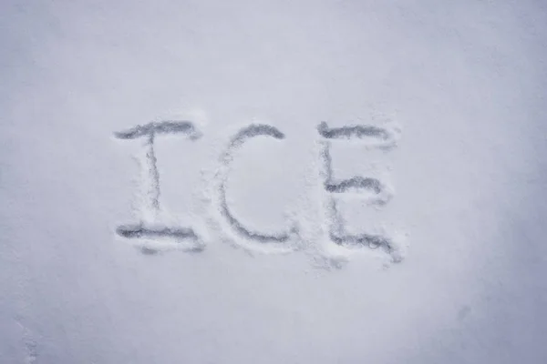 Palabra de hielo escrita en un fondo de nieve fría — Foto de Stock