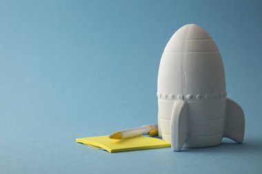 İş fırlatma. Not defteri ile roket gemisi. İş geliştirme konsepti