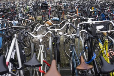 Amsterdam, Hollanda-28 Mart 2019: Amsterdam Merkez Istasyonu dışında yüzlerce bisiklet