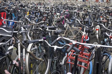 Amsterdam, Hollanda-28 Mart 2019: Amsterdam Merkez Istasyonu dışında yüzlerce bisiklet