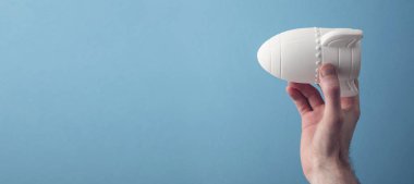 Yeni bir iş konsepti başlatın. Bir uzay roketi tutarak el. Başlangıç iş