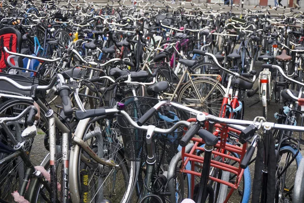 Ámsterdam, Países Bajos - 28 de marzo de 2019: Cientos de bicicletas fuera de la estación central de Ámsterdam — Foto de Stock