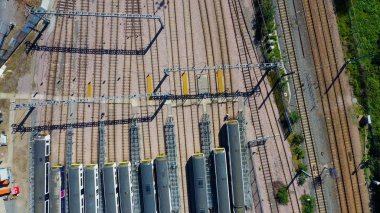 Bir istasyonda satırlarda yolcu trenleri üzerinde havadan görünüm