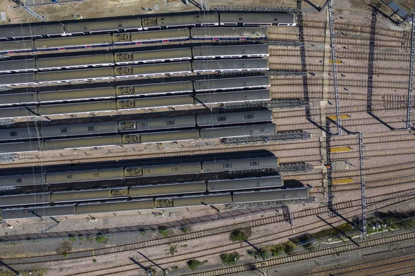 Bir istasyonda satırlarda yolcu trenleri üzerinde havadan görünüm — Stok fotoğraf