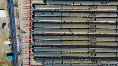 Bir istasyonda satırlarda yolcu trenleri üzerinde havadan görünüm