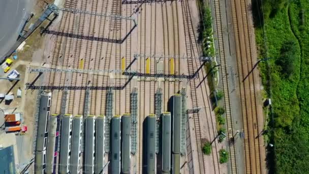 Вид з повітря на пасажирські поїзди в рядах на станції — стокове відео