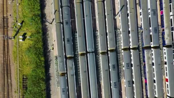 Вид с воздуха на пассажирские поезда рядами на станции — стоковое видео