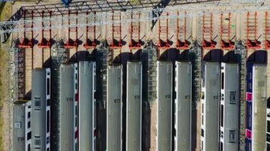 Bir istasyonda satırlarda yolcu trenleri üzerinde havadan görünüm