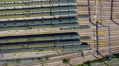 Bir istasyonda satırlarda yolcu trenleri üzerinde havadan görünüm