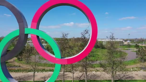 London, Großbritannien - 10. April 2019: das olympische Zeichen unter blauem Himmel — Stockvideo