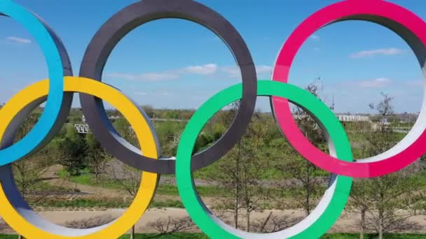 London, Storbritannien-10 april 2019: de olympiska spelen underteckna under en blå himmel — Stockvideo