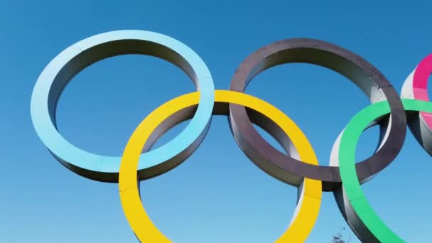 ЛОНДОН, Великобритания - 10 апреля 2019 года: Знак Олимпиады под голубым небом — стоковое видео