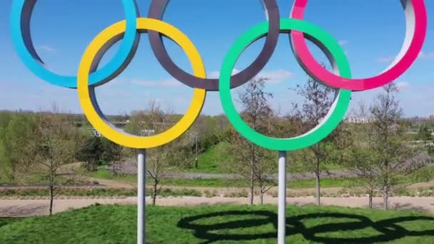 London, Storbritannien-10 april 2019: de olympiska spelen underteckna under en blå himmel — Stockvideo