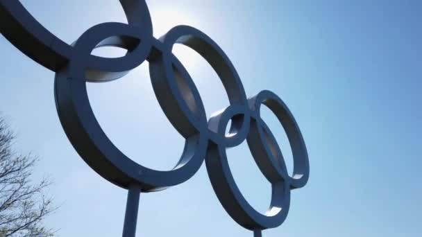 伦敦, 英国-2019年4月10日: 蓝天下的奥运会标志 — 图库视频影像