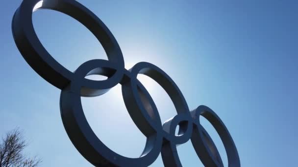 영국 런던-4 월 10 일 2019: 푸른 하늘 아래 올림픽 게임 표시 — 비디오