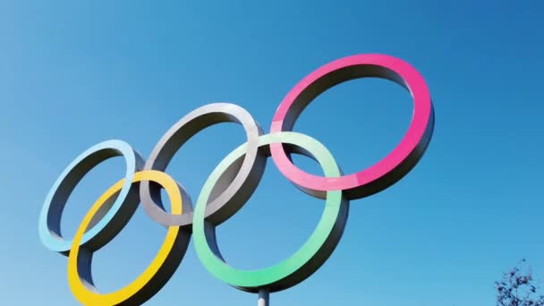 London, Storbritannien-10 april 2019: de olympiska spelen underteckna under en blå himmel — Stockvideo