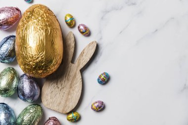 Folyo ile Paskalya tavşan sarılmış çikolata Paskalya yumurtaları