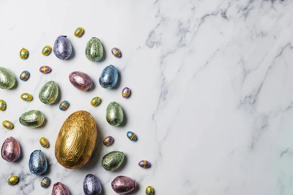 Leckereien aus Ostereierschokolade in glänzende farbige Folie gewickelt — Stockfoto