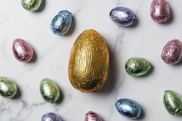 Gâteries au chocolat aux œufs de Pâques enveloppées dans une feuille de couleur brillante — Photo
