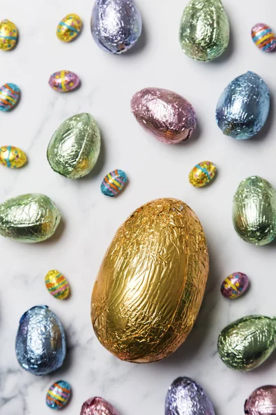 Wielkanoc jajko czekolada traktuje zapakowany w błyszczący kolorowy folia — Zdjęcie stockowe
