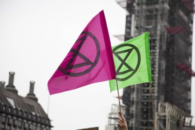 Londra, İngiltere - 23 Nisan 2019: Londra'daki protestoda Extinction İsyanı bayrakları sallanıyor