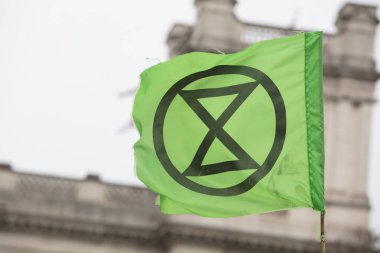 Londra, İngiltere - 23 Nisan 2019: Londra'daki protestoda Extinction İsyanı bayrakları sallanıyor