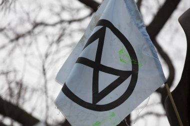 Londra, İngiltere - 23 Nisan 2019: Londra'daki protestoda Extinction İsyanı bayrakları sallanıyor