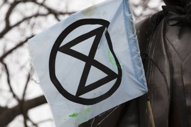 Londra, İngiltere - 23 Nisan 2019: Londra'daki protestoda Extinction İsyanı bayrakları sallanıyor