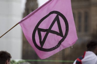 Londra, İngiltere - 23 Nisan 2019: Londra'daki protestoda Extinction İsyanı bayrakları sallanıyor