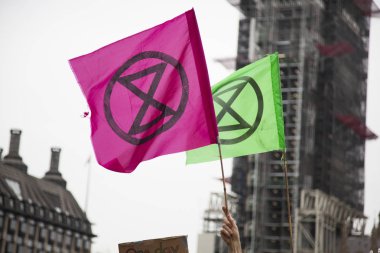 Londra, İngiltere - 23 Nisan 2019: Londra'daki protestoda Extinction İsyanı bayrakları sallanıyor
