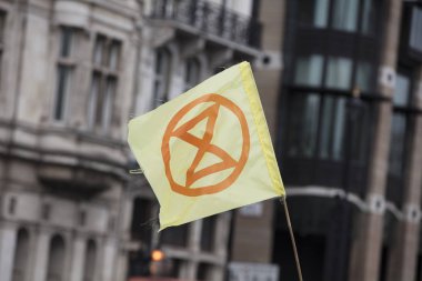 Londra, İngiltere - 23 Nisan 2019: Londra'daki protestoda Extinction İsyanı bayrakları sallanıyor